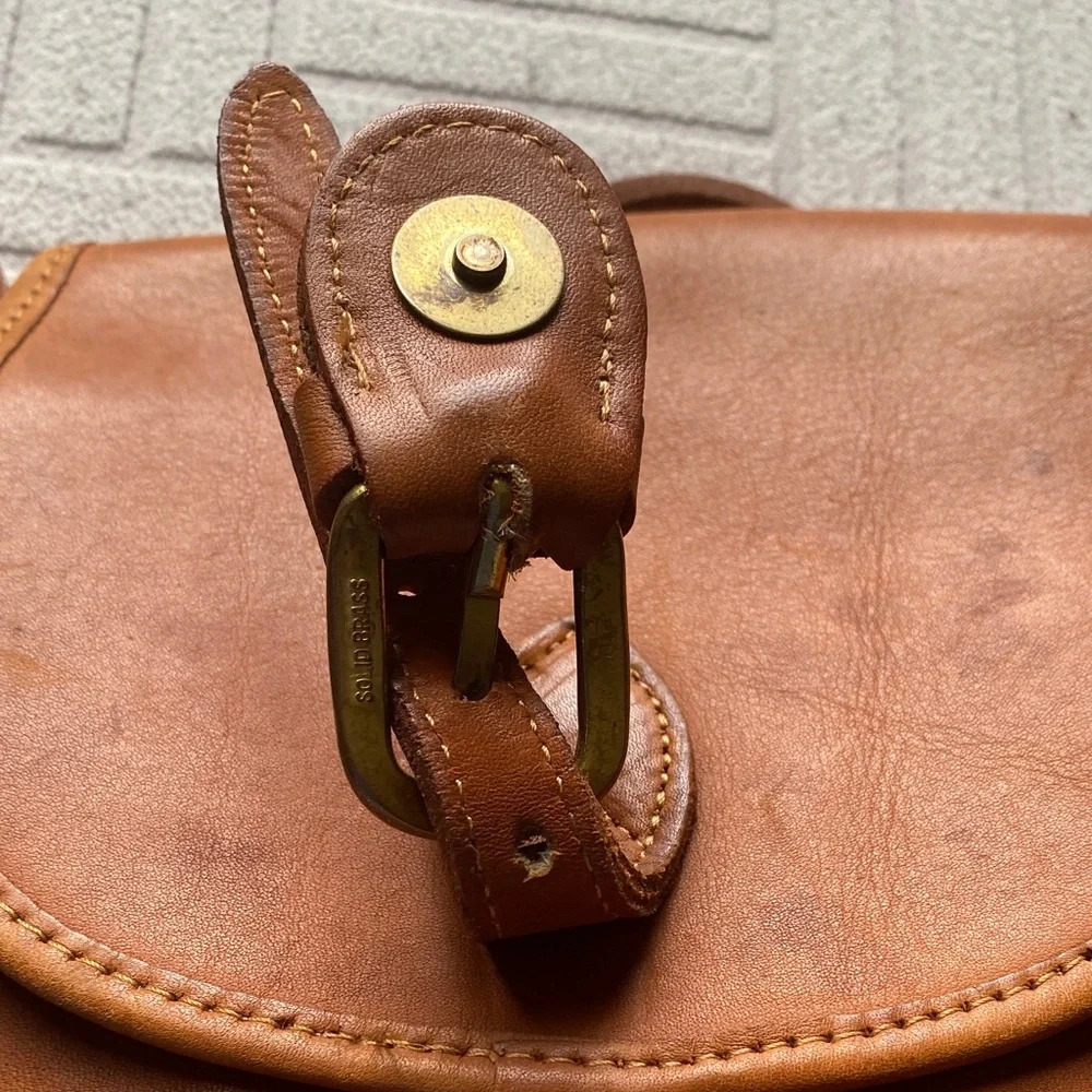 Elegant Robert Cheau Tan Leather Crossbody Bag - Picture 5 of 10